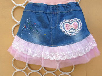 夏季童裝批發(fā)新風尚 廣州工廠直銷超可愛蕾絲牛仔褲